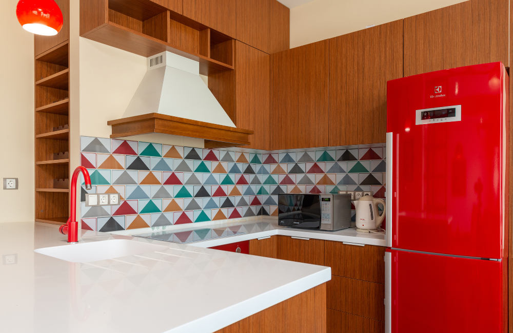 แบบห้องครัวสวยๆ ผนังกันเปื้อนสีสันสดใส