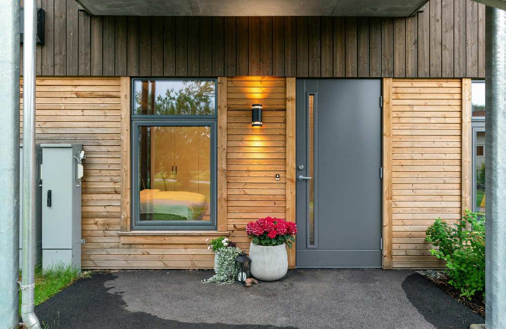 รีโนเวทบ้านไม้ 2 ชั้นแปลงโฉมภายนอก