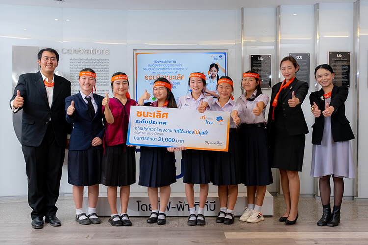 ครูที่ปรึกษา และ เด็ก ๆ โรงเรียนออมก๋อยวิทยา จ.เชียงใหม่ ผู้ชนะเลิศระดับชั้นมัธยมปลาย